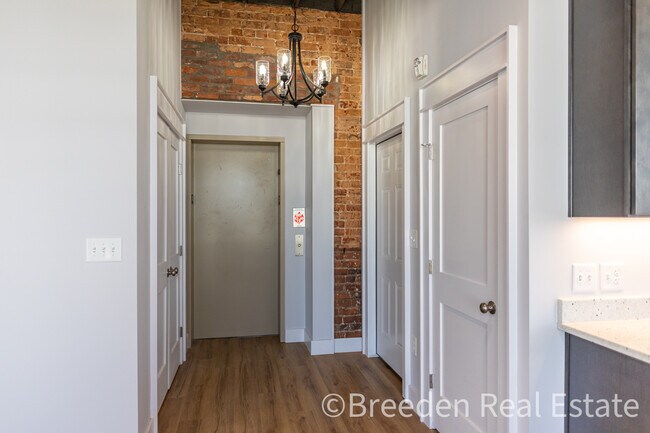 Building Photo - 100 W Union St