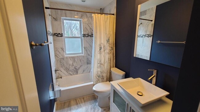 Building Photo - 417 Burbank St SE