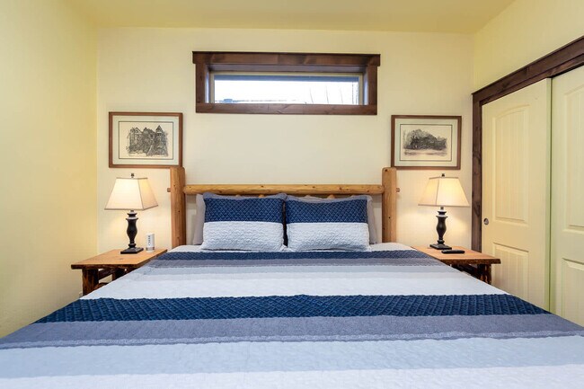 Building Photo - 1018 NW Ogden Ave