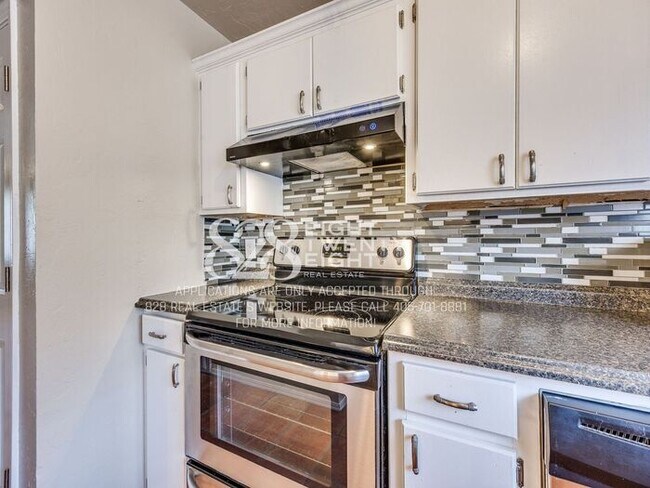 Building Photo - *AVAILABLE NOW!* Spacious 3 Bed/2.5 Bath Condo in East Norman!