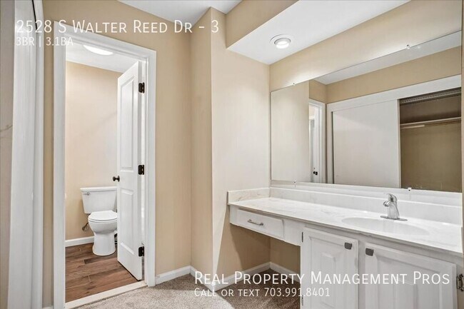 Building Photo - 2528 S Walter Reed Dr