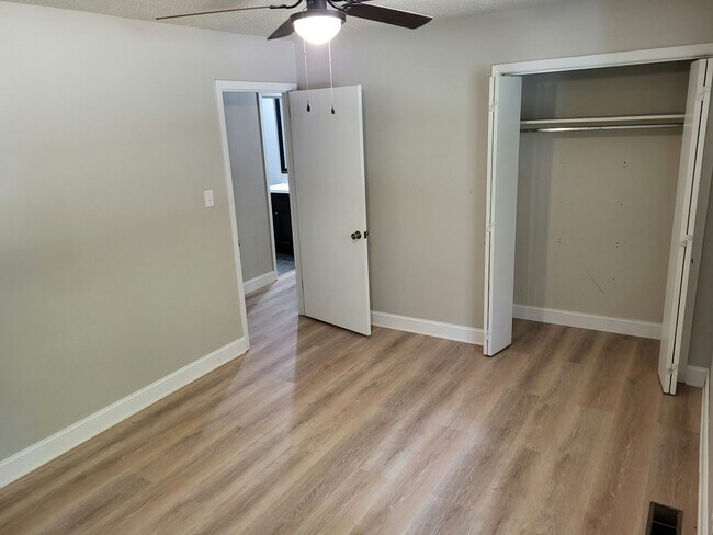 Building Photo - 4510 Mockingbird Dr NE