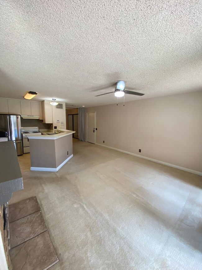 Building Photo - One Bedroom For Rent w/ Tons of Amenities-...