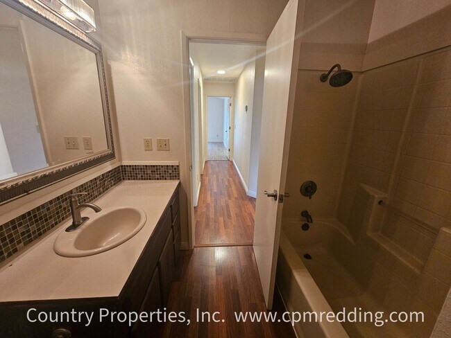 Building Photo - Spacious Home in Saratoga Estates with Lan...