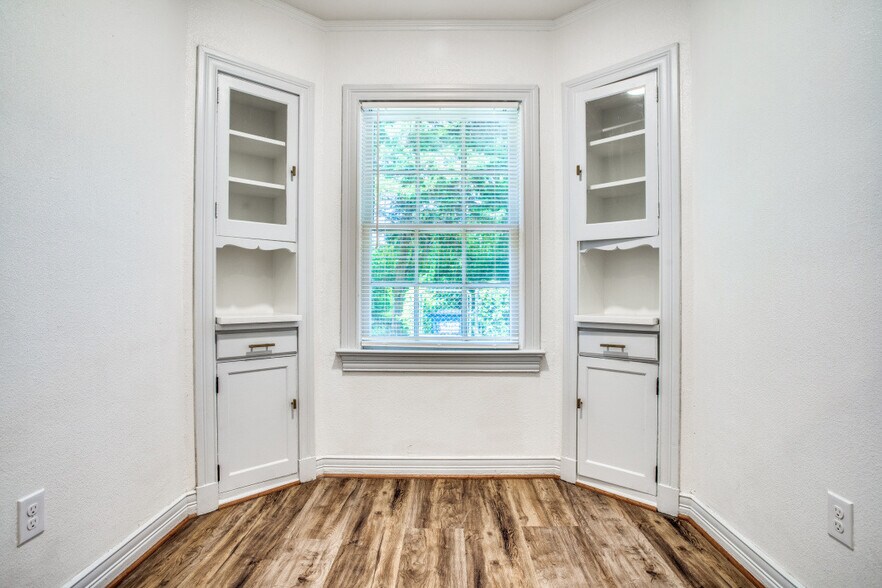 Building Photo - 133 E 7th St