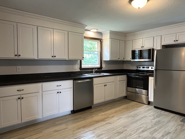 Building Photo - 485 Corey St