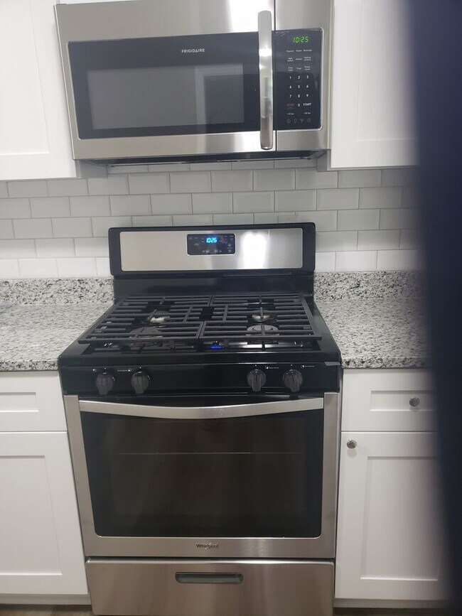 Building Photo - Lovely 4 Bedroom Home