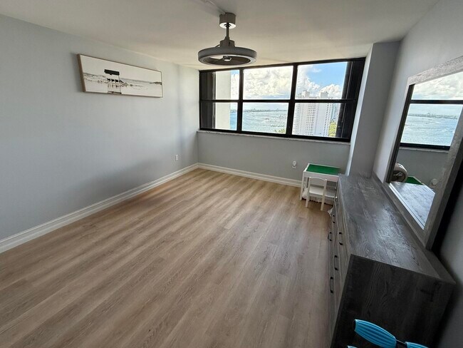 Building Photo - 5600 N Flagler Dr