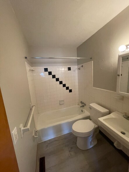 Building Photo - 331 Pershing Ave NE