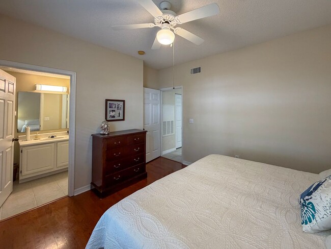 Building Photo - 2/2 Condo in The Links @ Haile Plantation - available end of April! *Approved Application*