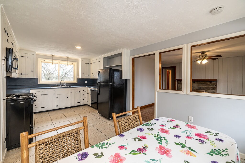 Building Photo - 4559 Makyes Rd