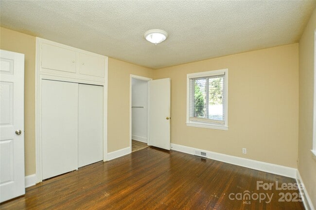 Building Photo - 2511 Woodstar Rd