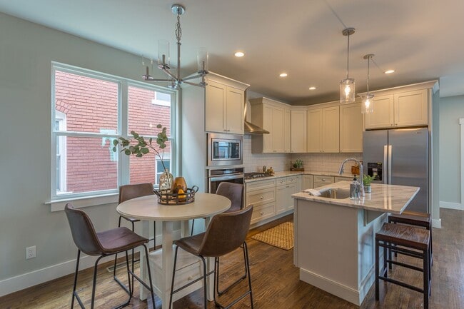Building Photo - 4 bedroom home close to UTC!
