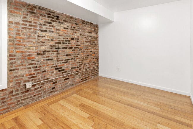 Building Photo - 162 University Ave