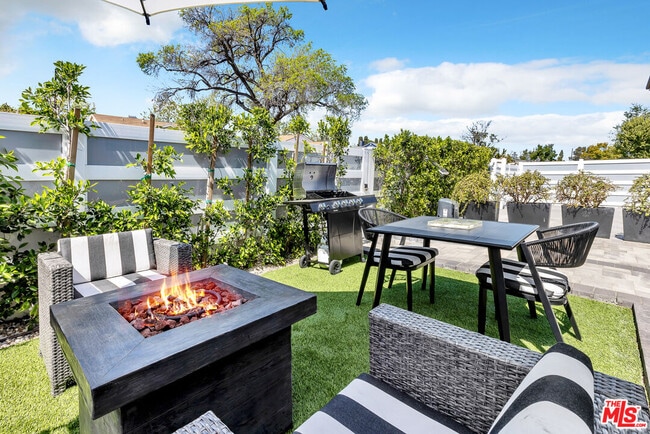 Building Photo - 7076 Park Manor Ave