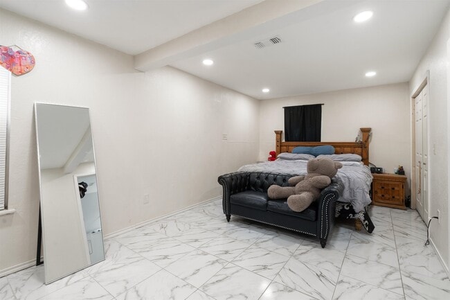 Building Photo - 504 Ave V