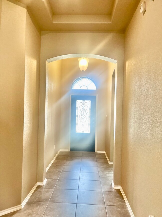 Building Photo - 2025 Lake Vista Dr