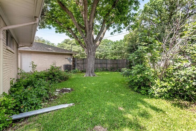 Building Photo - 6105 E University Blvd