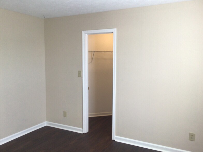 Building Photo - 2440 Tiptop Dr