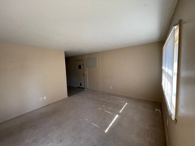 Building Photo - 1332 E 19th St