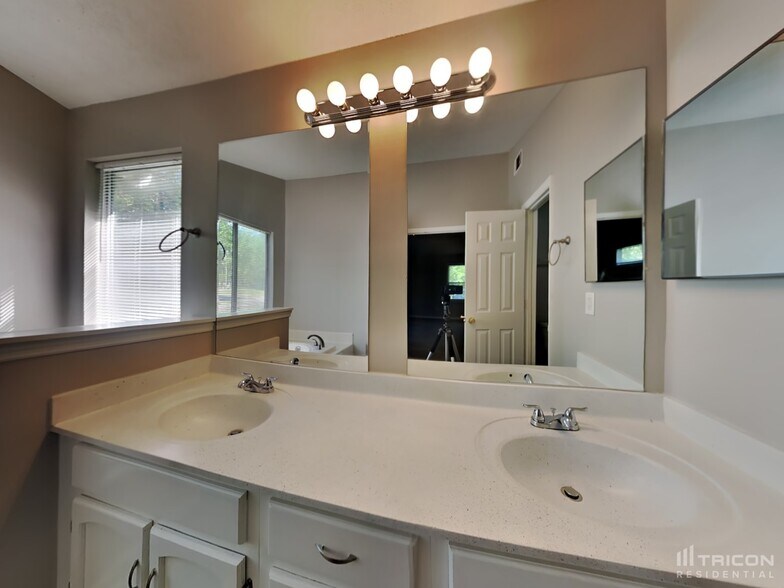 Building Photo - 1051 Park Creek Cir