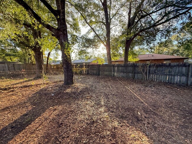 Building Photo - 2 bedroom 2 bath duplex available for rent in Milton!