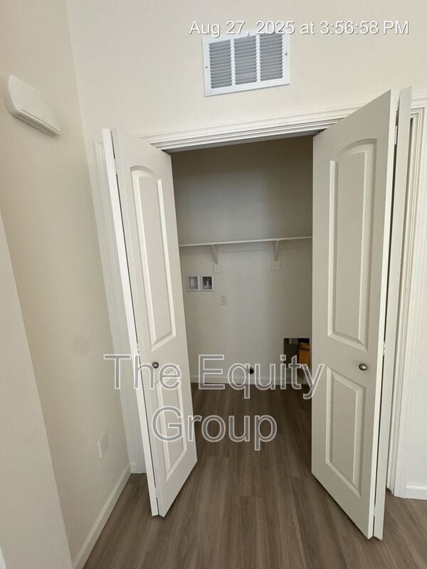 Building Photo - 4116 E Kaweah Ave