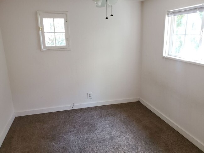 Building Photo - One Bedroom House