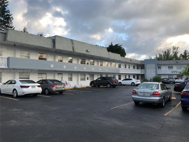 Building Photo - 1860 Venice Park Dr