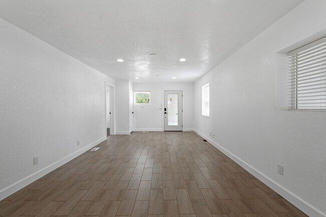 Building Photo - 14420 E Wellesley Ave