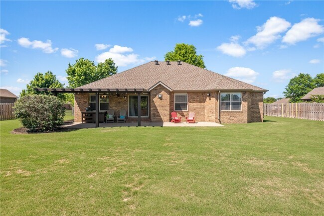 Building Photo - 3802 NE Oaktrace Ave