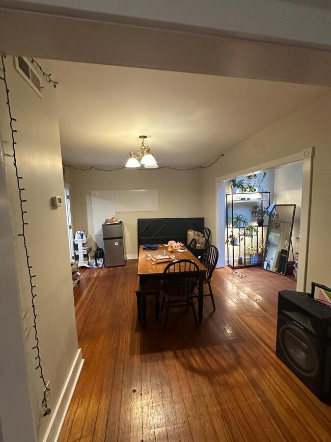 Building Photo - 813 Maine St