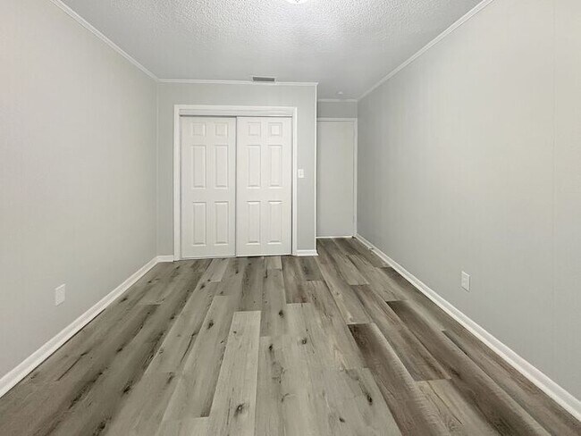 Building Photo - Bright & Inviting 4-Bedroom Home with Mode...