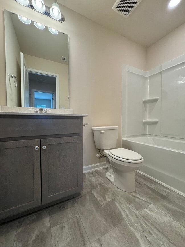 Building Photo - Stunning 3BR 2.5BA Townhome in Jamestown