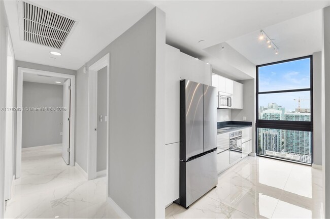 Building Photo - 1010 Brickell Ave