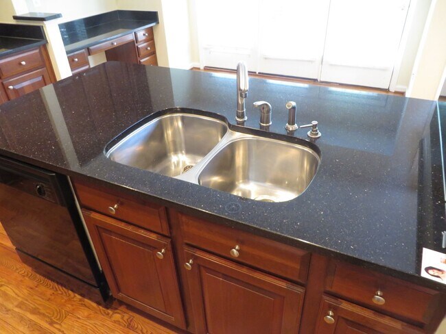 Building Photo - Beautiful 3-level colonial-style town home...