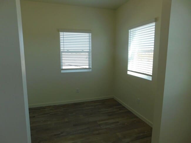 Building Photo - WALKING DISTANCE TO COMMUNITY