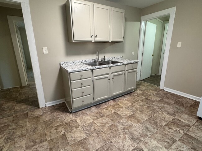 Building Photo - 2 Bedroom, 1 Bathroom House in High Point!