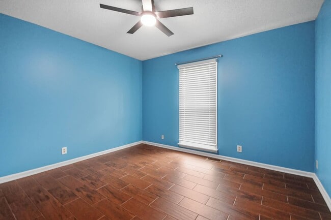 Building Photo - 3515 Clearwater Dr