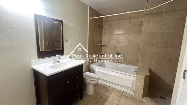 Building Photo - Spacious 2bd/1ba Duplex with Garage near American River College