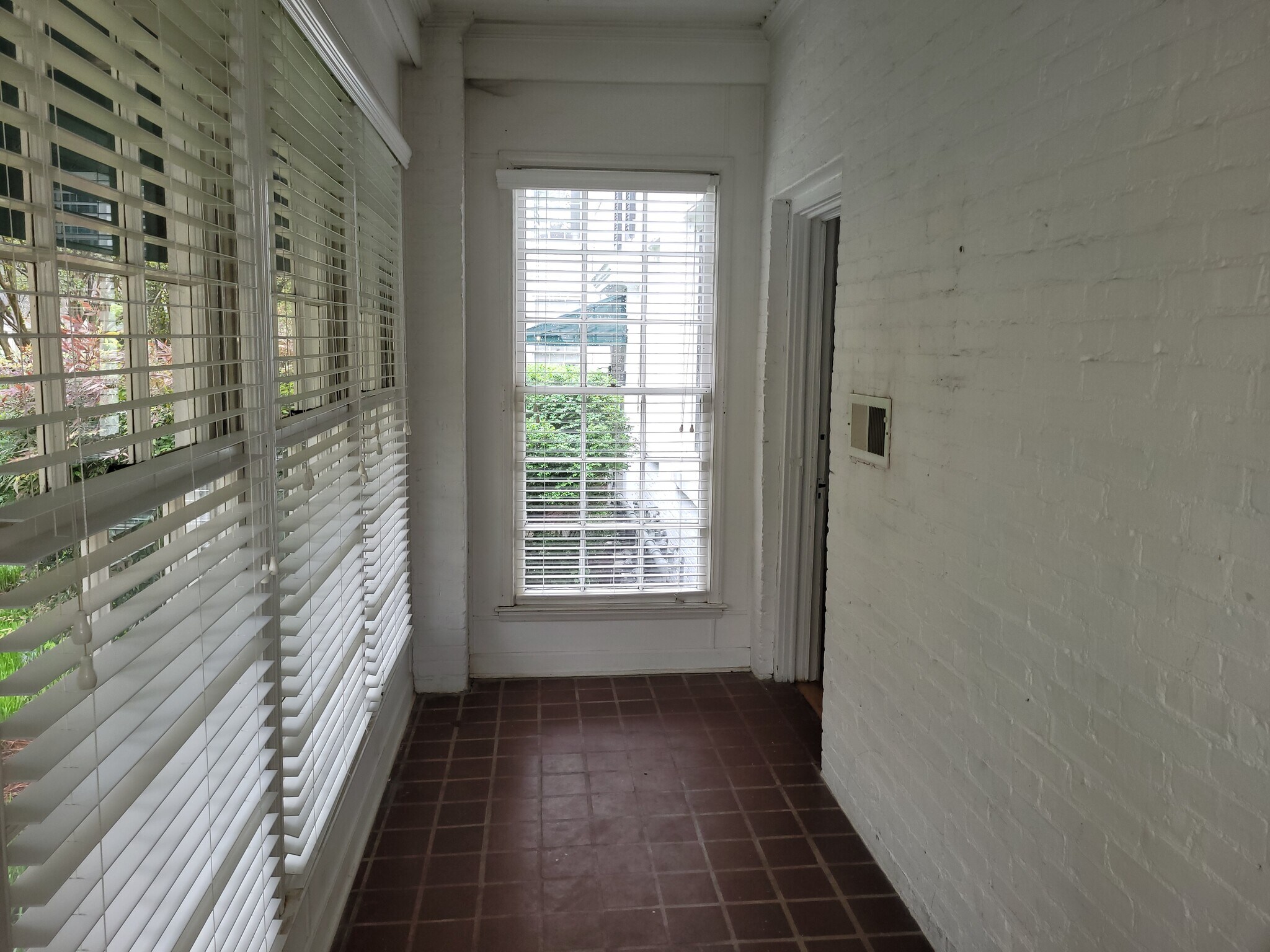 Building Photo - 118 Altondale Ave