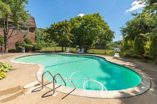 Building Photo - 140 Kenrick St