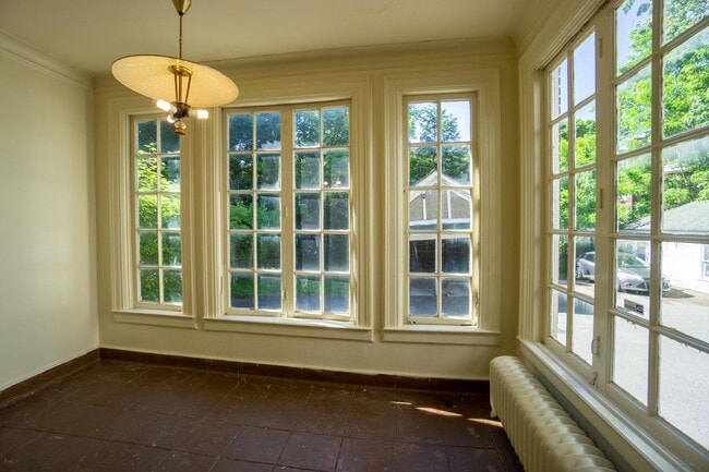 Building Photo - Available 6/1/26 - Spacious Home with Garage
