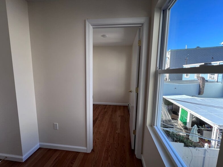 Building Photo - 409 41st St