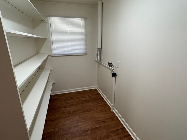 Building Photo - Commanche Dr Duplex