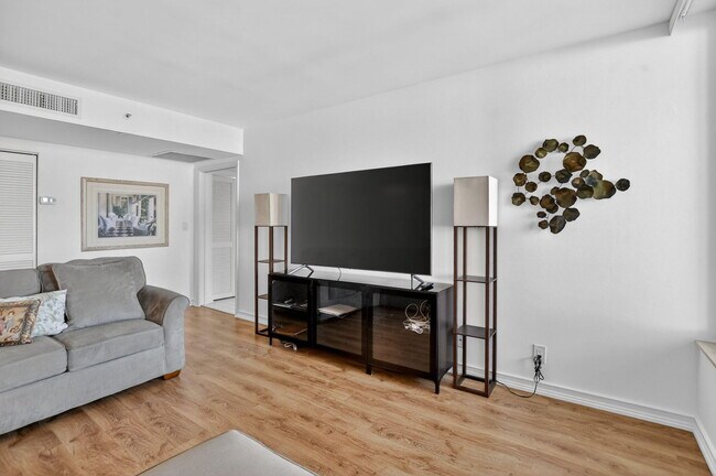 Building Photo - 120 SE 5th Ave