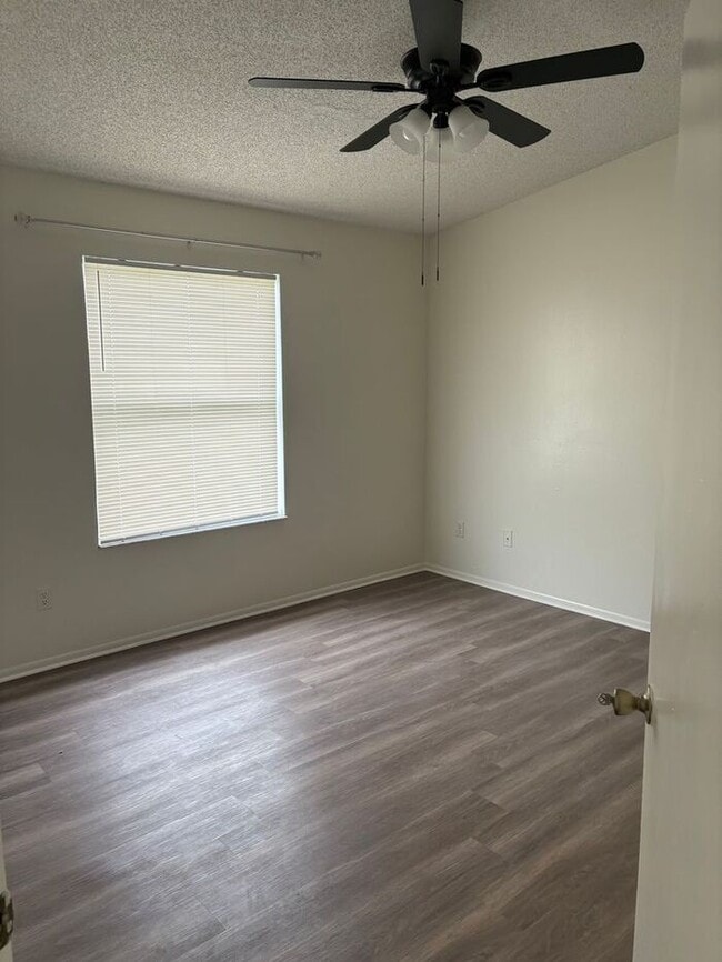 Building Photo - Townhome in Chelsea Square