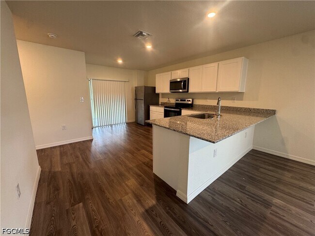 Building Photo - 858 Friendship Cir