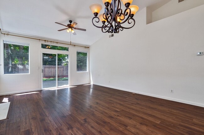 Building Photo - Charming 3-Bed Home in Prime Folsom Locati...