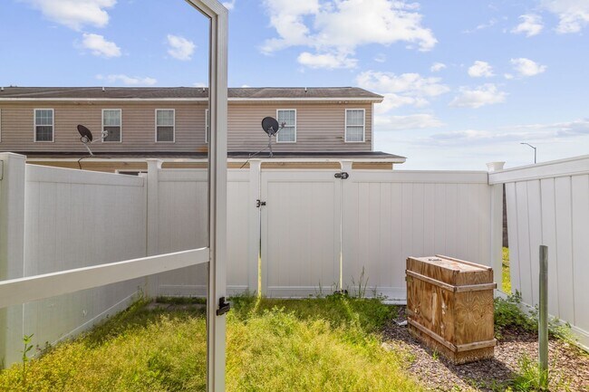 Building Photo - Charming 2-Bedroom 2.5-Bathroom Townhouse with Fenced Yard